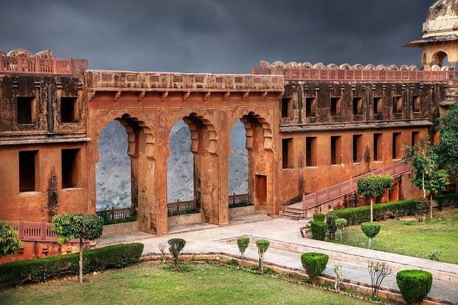 2 Days: Private Jaipur City Tour - Day 2: City Palace, Jantar Mantar, Hawa Mahal and the museum finish