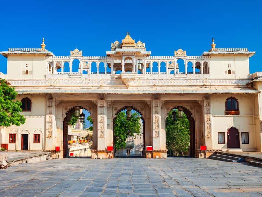 7-Day Golden Triangle Jodhpur Udaipur Tour from Delhi - Day 3: Amer Fort climb, Jantar Mantar, Hawa Mahal, and the palace complex