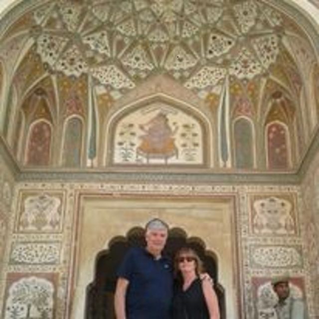 Book Govt. Approved Tour Guide for Jaipur City Tour - City Palace and Gaitor Ki Chhatriyan: royal architecture with context