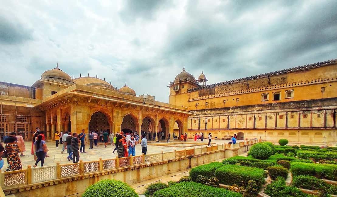 Jaipur: Amber Fort Guided Tour and Entry Ticket - Fort defenses, water channels, and the architecture behind the drama