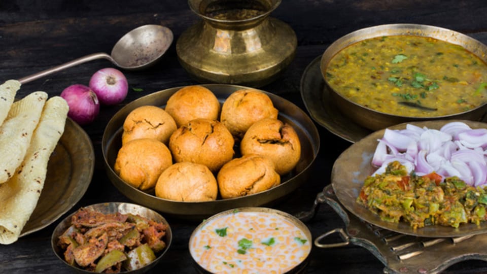 Jaipur: Amber Fort Light & Sound Show with Dinner - Dinner at the Right Moment: Vegetarian Food Plus Live Culture