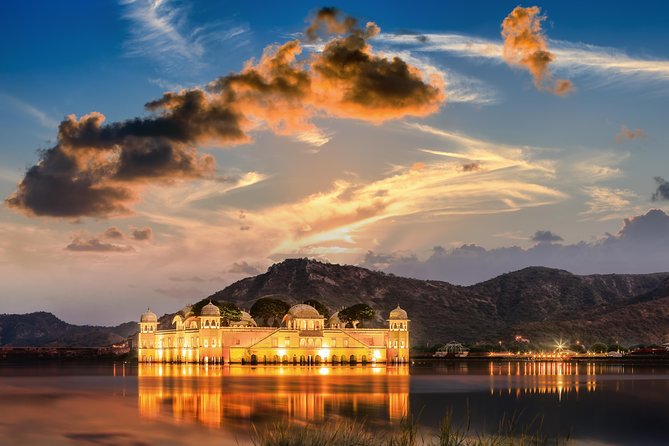 Jaipur Amer Fort, Jal Mahal & Stepwell Private Half-Day Tour - Hawa Mahal windows and the Jagat Shiromani Ji Temple