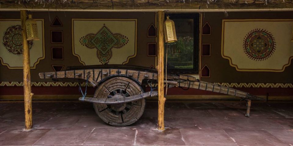 Jaipur: Chokhi Dhani with Private Transportation and Dinner - Live Instrumental Music and Village Performances