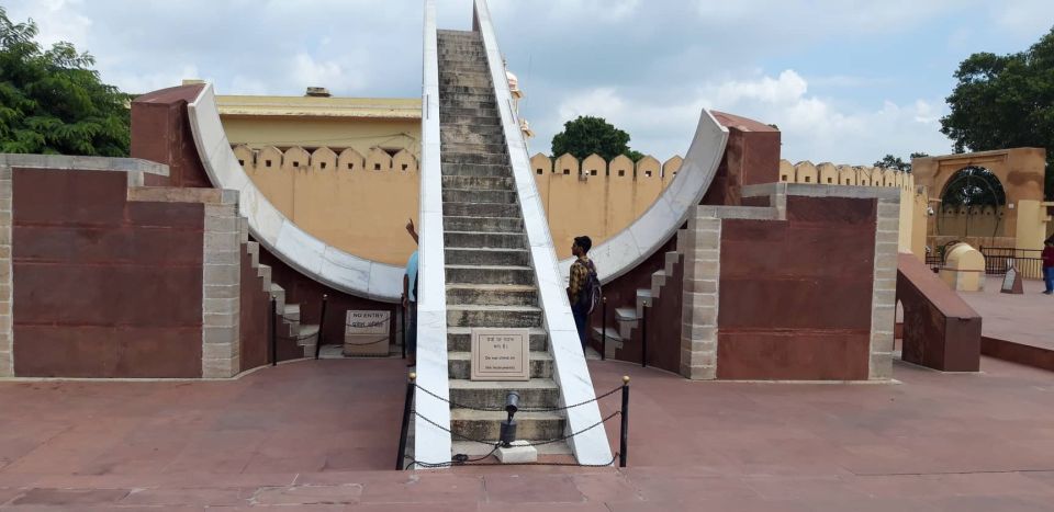 Jaipur: City Sightseeing Private Full-Day Guided Tour - Hawa Mahal: the palace of winds and its jali latticework