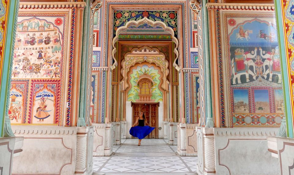 Jaipur: Private Full-Day Tour of the Heritage Pink City - Galtaji on the hills: Gaitor Ki Chhatriyan’s temple crevice