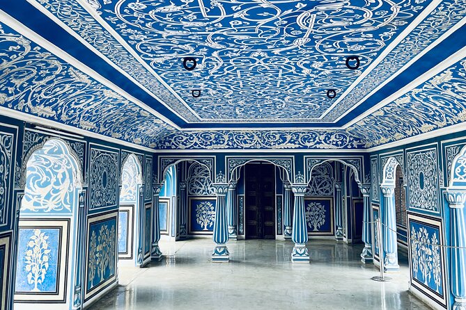 Jaipur Private Sightseeing Tour with Car and Guide - Getting around Jaipur in an air-conditioned car (and why it matters)