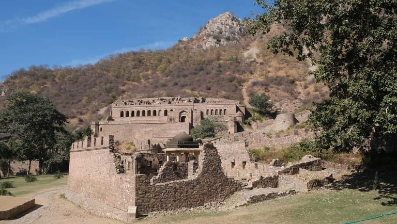 Jaipur: Same-Day Bhangarh Fort & Chand Baori Stepwell Tour - What to bring for a good day (not a sweaty one)