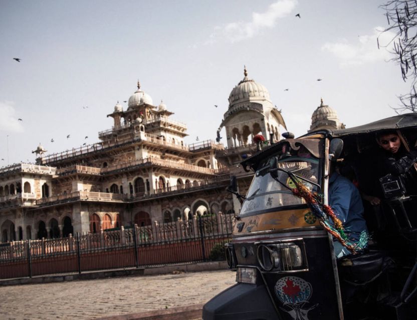 Jaipur Sightseeing by Tuk-Tuk: Temples, Palaces & Markets - Hawa Mahal: the Palace of Winds and the 953-window trick