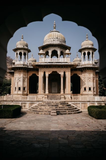 Jaipur: Temple Tour - Birla Mandir: marble steps and the calm break