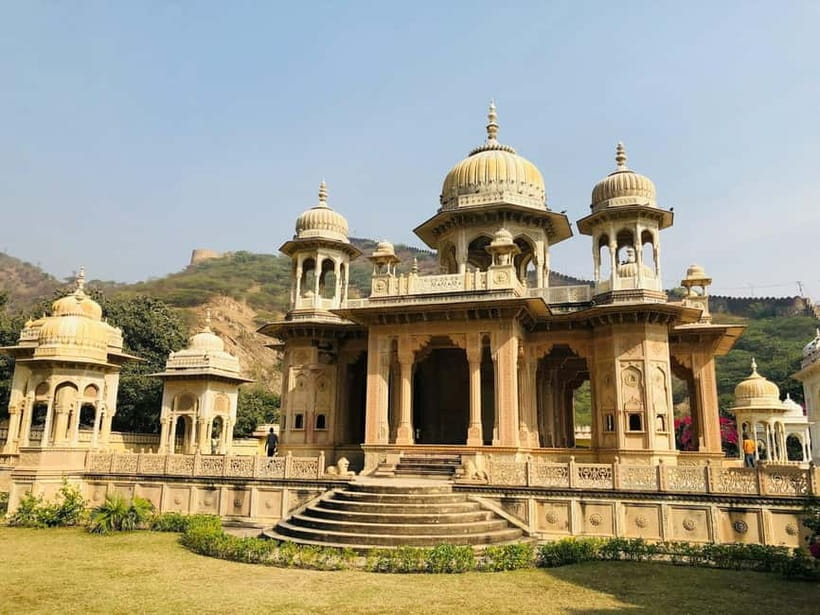 Private Full-Day Jaipur Guided Tour with Monkey Temple - Amber Fort and Jal Mahal: Red Sandstone, Marble, and Water Views