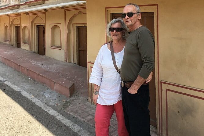 Private Full Day Tour of Jaipur Historical and Heritage Places - Hawa Mahal: the Palace of Breeze and that wild 87-degree lean
